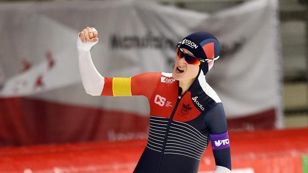 Česká rychlobruslařka Martina Sáblíková oslavuje svůj triumf po závodě na 3 000 m v německém Inzellu. Česká rychlobruslařka Martina Sáblíková oslavuje svůj triumf po závodě na 3 000 m v německém Inzellu.
