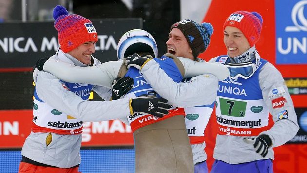 Norští skokané na lyžích Kenneth Gangnes (druhý zleva), Johann Andre Forfang (vpravo), Daniel Andre Tande (vlevo) a Anders Fannemel slaví triumf v soutěži týmů na MS v letech v Kulmu. Norští skokané na lyžích Kenneth Gangnes (druhý zleva), Johann Andre Forfang (vpravo), Daniel Andre Tande (vlevo) a Anders Fannemel slaví triumf v soutěži týmů na MS v letech v Kulmu.