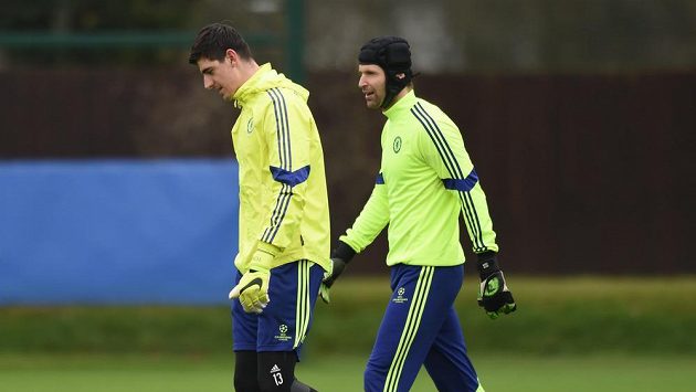 Brankáři Chelsea Petr Čech (vpravo) a Thibaut Courtois během přípravy na duel s PSG. Brankáři Chelsea Petr Čech (vpravo) a Thibaut Courtois během přípravy na duel s PSG.