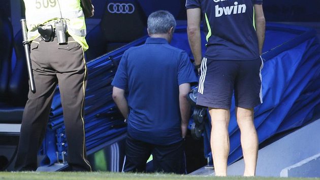 José Mourinho opouští hřiště po posledním zápase v roli trenéra Realu Madrid. José Mourinho opouští hřiště po posledním zápase v roli trenéra Realu Madrid.