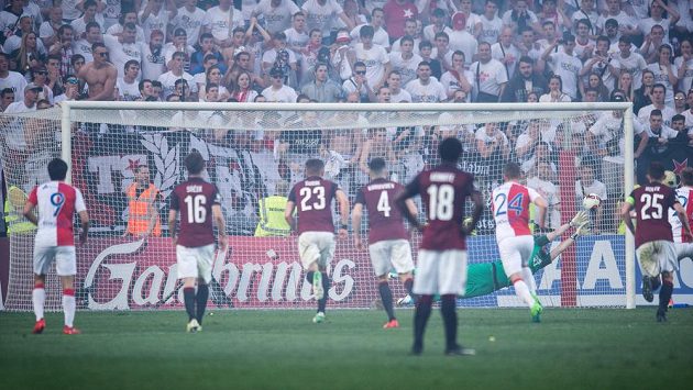 Tomáš Koubek inkasuje gól od Milana Škody z nařízené penalty v jednom z minulých derby v Edenu. Tomáš Koubek inkasuje gól od Milana Škody z nařízené penalty v jednom z minulých derby v Edenu.