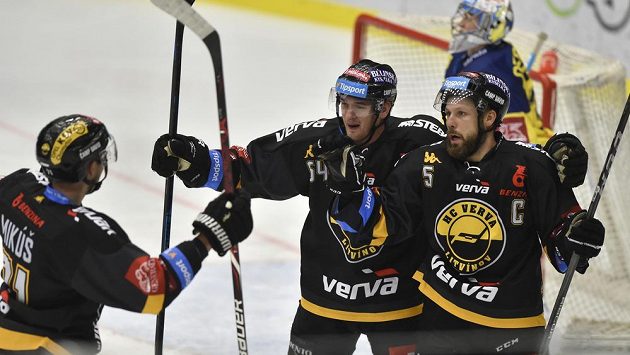 Hokejisté Litvínova Juraj Mikúš, Ondřej Jurčík a Michal Trávníček se radují z gólu na ledě Zlína. Hokejisté Litvínova Juraj Mikúš, Ondřej Jurčík a Michal Trávníček se radují z gólu na ledě Zlína.