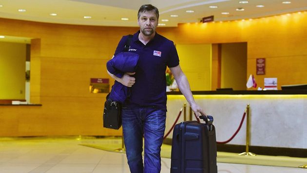 Josef Jandač opouští moskevský hotel Crowne Plaza před odjezdem české hokejové reprezentace na letiště a jejím návratem zpět do Česka. Josef Jandač opouští moskevský hotel Crowne Plaza před odjezdem české hokejové reprezentace na letiště a jejím návratem zpět do Česka.