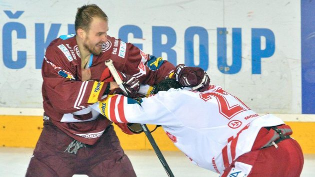Pěstní souboj Petra Kumstáta ze Sparty (vlevo) a Rostislava Klesly z Třince. Pěstní souboj Petra Kumstáta ze Sparty (vlevo) a Rostislava Klesly z Třince.