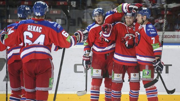 Hokejisté Lva zprava Mikko Mäenpää, Petr Vrána, Martin Ševc, Jiří Sekač a Martin Thornberg se radují z gólu. Hokejisté Lva zprava Mikko Mäenpää, Petr Vrána, Martin Ševc, Jiří Sekač a Martin Thornberg se radují z gólu.