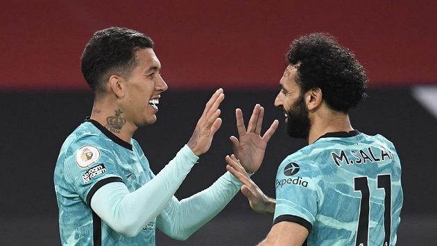 Roberto Firmino (vlevo) a Mohamed Salah z Liverpoolu se radují z gólu proti Manchesteru United. Ilustrační foto. Roberto Firmino (vlevo) a Mohamed Salah z Liverpoolu se radují z gólu proti Manchesteru United. Ilustrační foto.