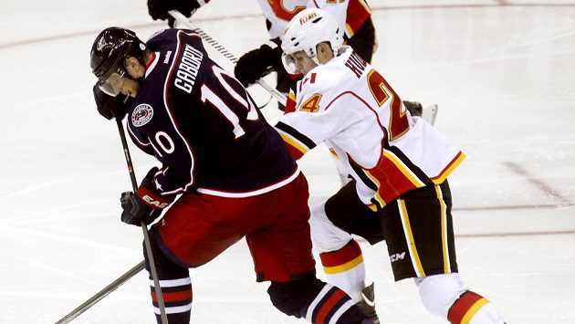 Český útočník v dresu Flames Jiří Hudler stíhá Slováka Mariana Gáboríka z Columbusu. Český útočník v dresu Flames Jiří Hudler stíhá Slováka Mariana Gáboríka z Columbusu.