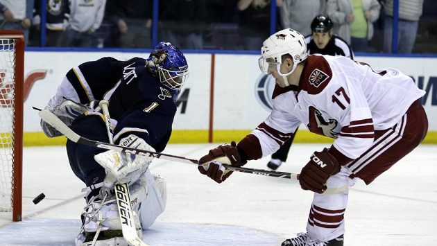 Útočník Phoenixu Radim Vrbata střílí vítězný gól do sítě Blues. Útočník Phoenixu Radim Vrbata střílí vítězný gól do sítě Blues.