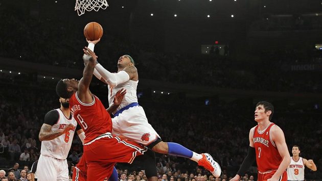 Carmelo Anthony (v bílém) střílí koš Milwaukee. Carmelo Anthony (v bílém) střílí koš Milwaukee.