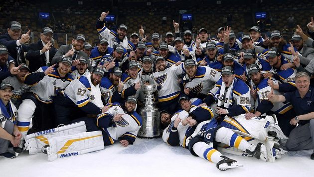 Hokejisté St. Louis Blues se slavným pohárem lorda Stanleyho. Hokejisté St. Louis Blues se slavným pohárem lorda Stanleyho.