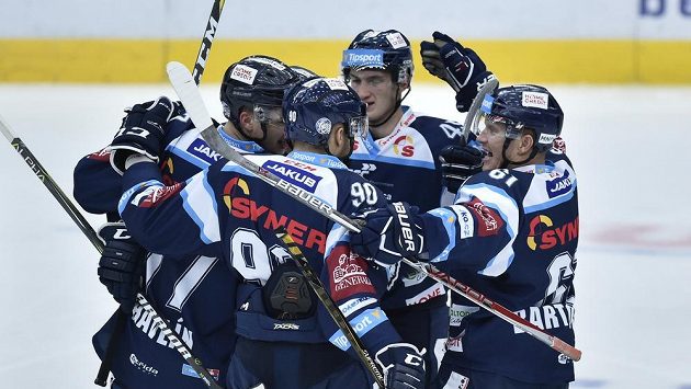 Liberečtí hokejisté slaví gól Tomáše Havlína, jednadvacetiletý obránce si připsal první extraligovou branku. Liberečtí hokejisté slaví gól Tomáše Havlína, jednadvacetiletý obránce si připsal první extraligovou branku.