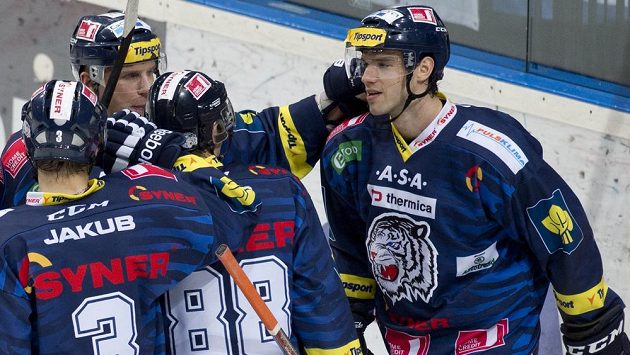 Liberecký obránce Jakub Čutta (vpravo) se raduje se spoluhráči z gólu proti Slavii. Liberecký obránce Jakub Čutta (vpravo) se raduje se spoluhráči z gólu proti Slavii.