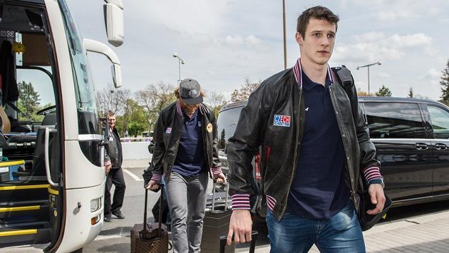Dominik Kubalík (vpředu) a Jakub Voráček před odletem na MS - ilustrační foto. Dominik Kubalík (vpředu) a Jakub Voráček před odletem na MS - ilustrační foto.