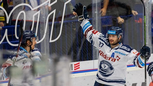 Vítkovičtí hokejisté Alexandre Mallet (vlevo) a Rastislav Dej oslavují. Vítkovičtí hokejisté Alexandre Mallet (vlevo) a Rastislav Dej oslavují.