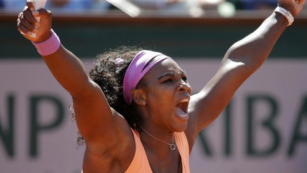 Serena Williamsová po jedné z výměn finále Roland Garros proti Lucii Šafářové. Serena Williamsová po jedné z výměn finále Roland Garros proti Lucii Šafářové.