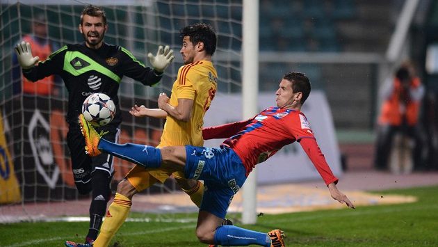Záložník Viktorie Plzeň Jan Kovařík (vpravo) a obránce Antonio Romera z Dukly před brankou Dukly. Záložník Viktorie Plzeň Jan Kovařík (vpravo) a obránce Antonio Romera z Dukly před brankou Dukly.