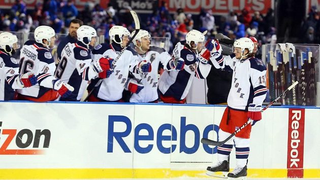 Daniel Carcillo slaví se střídačkou vítězný gól Rangers. Daniel Carcillo slaví se střídačkou vítězný gól Rangers.