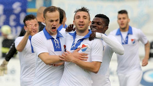 Autor první branky proti Dukle Davor Kukec z Baníku se raduje, gratulují mu spoluhráči Tomáš Vengřínek (vlevo) a Francis Narh (vpravo). Autor první branky proti Dukle Davor Kukec z Baníku se raduje, gratulují mu spoluhráči Tomáš Vengřínek (vlevo) a Francis Narh (vpravo).