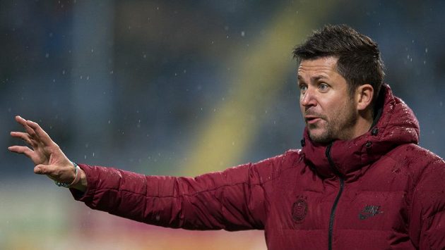 Trenér David Holoubek diriguje Spartu ve složitém období. Trenér David Holoubek diriguje Spartu ve složitém období.