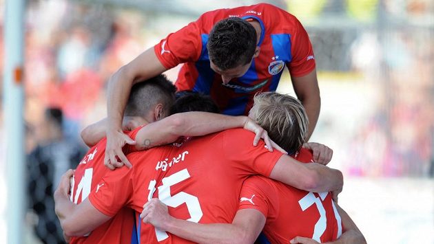 Plzeňští fotbalisté se radují ze čtvrtého gólu proti Željezničaru Sarajevo. Plzeňští fotbalisté se radují ze čtvrtého gólu proti Željezničaru Sarajevo.