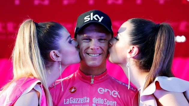 Chris Froome di užívá sladký polibek pro celkového vítěze Gira. Chris Froome di užívá sladký polibek pro celkového vítěze Gira.