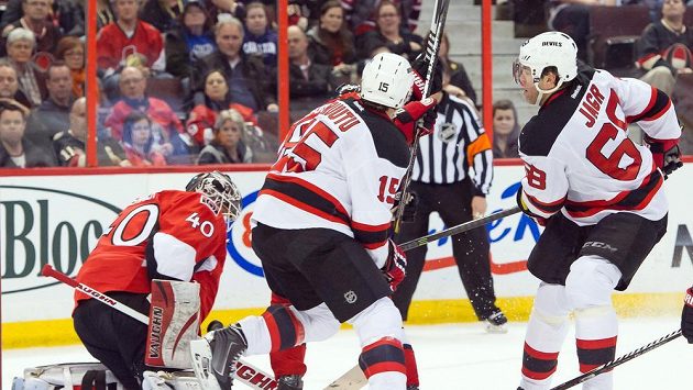 Útočník New Jersey Devils Jaromír Jágr (zcela vpravo) střílí na brankáře Ottawy Senators Robina Lehnera. Útočník New Jersey Devils Jaromír Jágr (zcela vpravo) střílí na brankáře Ottawy Senators Robina Lehnera.