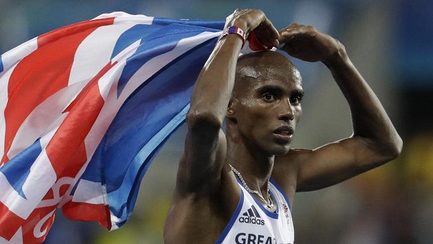 Víěz běhu na deset tisíc metrů Mo Farah z Británie oslavuje vítězství svým pověstným srdcem. Víěz běhu na deset tisíc metrů Mo Farah z Británie oslavuje vítězství svým pověstným srdcem.