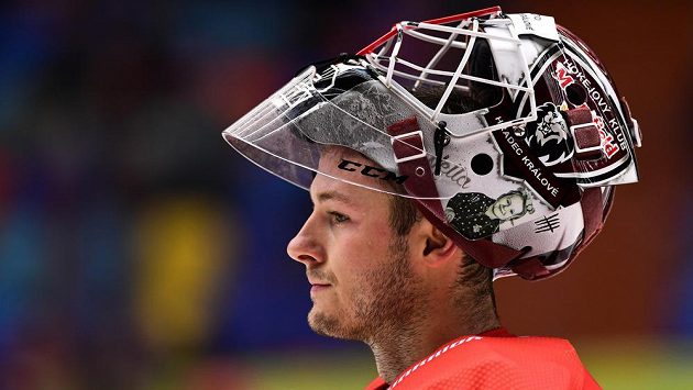 Brankář hokejového Hradce Králové Marek Mazanec se podepsal skvělými zákroky pod postup týmu v Lize mistrů. Brankář hokejového Hradce Králové Marek Mazanec se podepsal skvělými zákroky pod postup týmu v Lize mistrů.