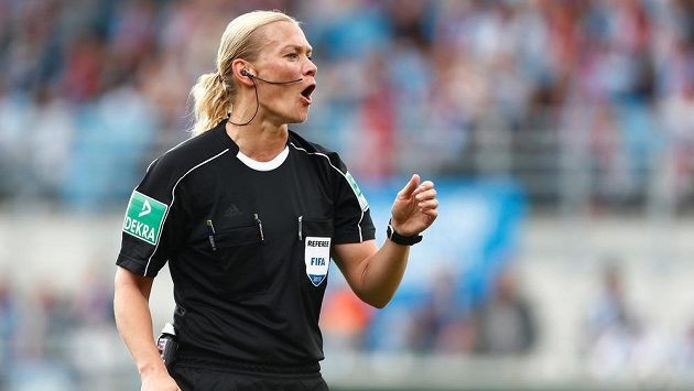 Bibiana Steinhausová, první ženská rozhodčí v první bundeslize. Bibiana Steinhausová, první ženská rozhodčí v první bundeslize.