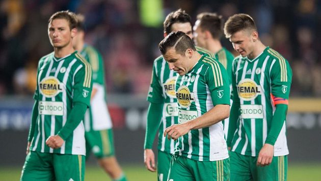 Zklamaní hráči Bohemians - archivní snímek. Zklamaní hráči Bohemians - archivní snímek.