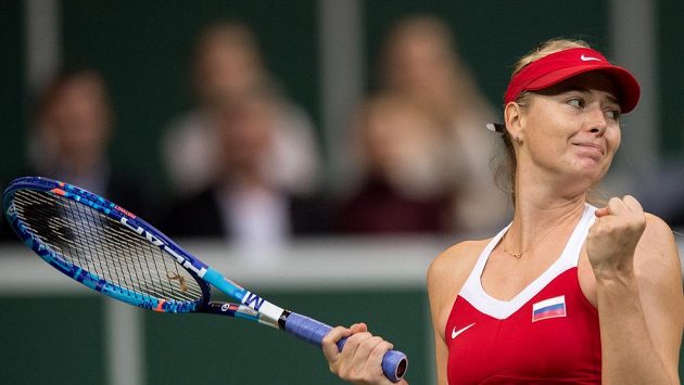 Ruská tenistka Maria Šarapovová oslavuje vítězství ve druhém zápase s Karolínou Plíškovou ve finále Fed Cupu v Praze. Ruská tenistka Maria Šarapovová oslavuje vítězství ve druhém zápase s Karolínou Plíškovou ve finále Fed Cupu v Praze.