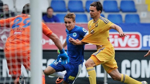 Liberecký Josef Šural (uprostřed) se snaží přejít přes Marka Jungra z Jihlavy. Vlevo celou situaci sleduje brankář Vysočiny Jaromír Blažek. Liberecký Josef Šural (uprostřed) se snaží přejít přes Marka Jungra z Jihlavy. Vlevo celou situaci sleduje brankář Vysočiny Jaromír Blažek.