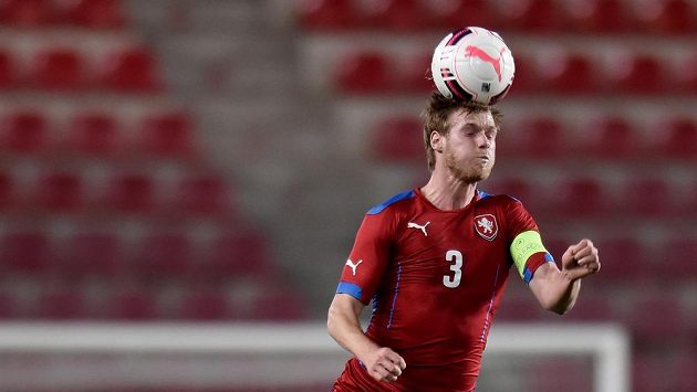 Český obránce Tomáš Kalas (nahoře) a Angličan Alex Pritchard v přípravném utkání týmů do 21 let v Praze. Český obránce Tomáš Kalas (nahoře) a Angličan Alex Pritchard v přípravném utkání týmů do 21 let v Praze.