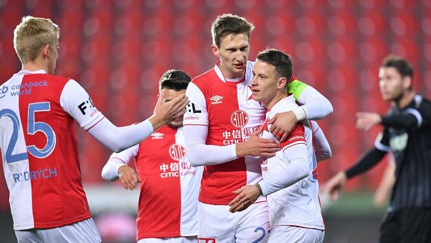 Fotbalisté Slavie slaví gól v utkání MOL Cupu s Chrudimí. Fotbalisté Slavie slaví gól v utkání MOL Cupu s Chrudimí.