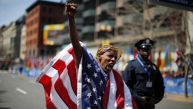 Americký vytrvalec Meb Keflezighi bouřlivě oslavuje triumf na Bostonském maratónu. Americký vytrvalec Meb Keflezighi bouřlivě oslavuje triumf na Bostonském maratónu.