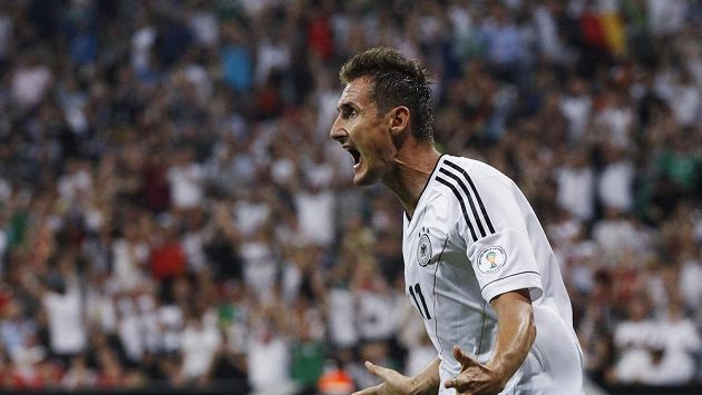Klose se raduje ze své reprezentační trefy, kterou vyrovnal Müllerův rekord. Klose se raduje ze své reprezentační trefy, kterou vyrovnal Müllerův rekord.