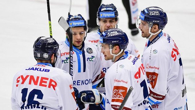 Liberečtí hokejisté (zleva) Michal Birner, Mislav Rosandič, Radan Lenc (vzadu), Adam Musil a Ondřej Vitásek oslavují gól. Liberečtí hokejisté (zleva) Michal Birner, Mislav Rosandič, Radan Lenc (vzadu), Adam Musil a Ondřej Vitásek oslavují gól.