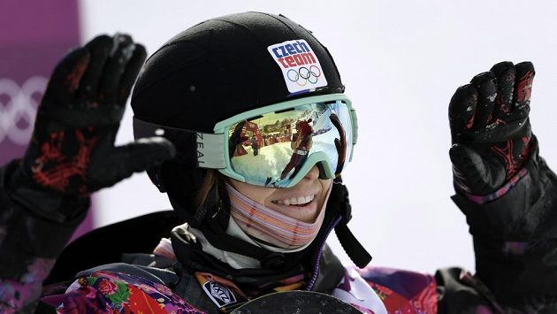 Šárka Pančochová zdraví diváky po kvalifikační jízdě v U-rampě. Šárka Pančochová zdraví diváky po kvalifikační jízdě v U-rampě.