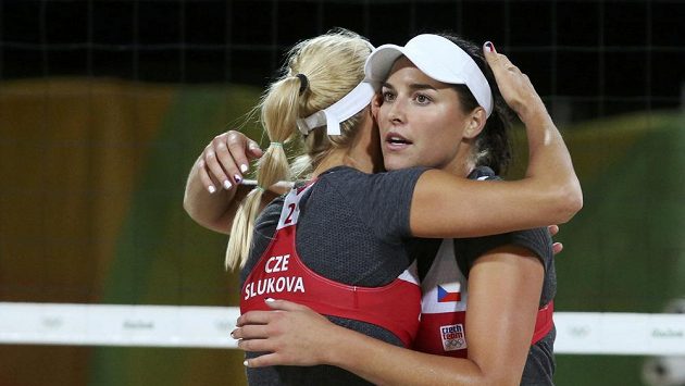 Plážové volejbalistky Barbora Hermannová (vpravo) a Markéta Sluková na OH v Riu. Plážové volejbalistky Barbora Hermannová (vpravo) a Markéta Sluková na OH v Riu.