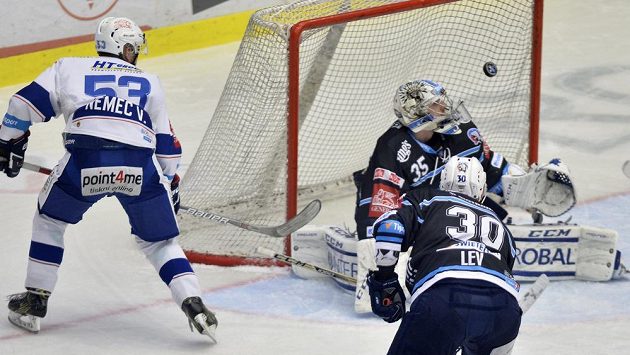 Střela V. Němce (vlevo) z Brna míří za záda brankáře Plzně Machovského. Střela V. Němce (vlevo) z Brna míří za záda brankáře Plzně Machovského.