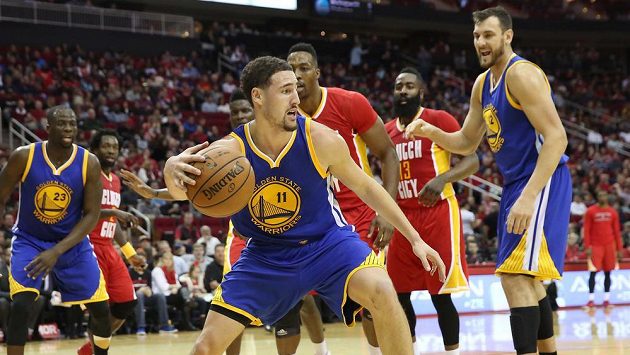 Basketbalista Golden State Klay Thompson (vpředu) v zápase proti Houstonu. Basketbalista Golden State Klay Thompson (vpředu) v zápase proti Houstonu.