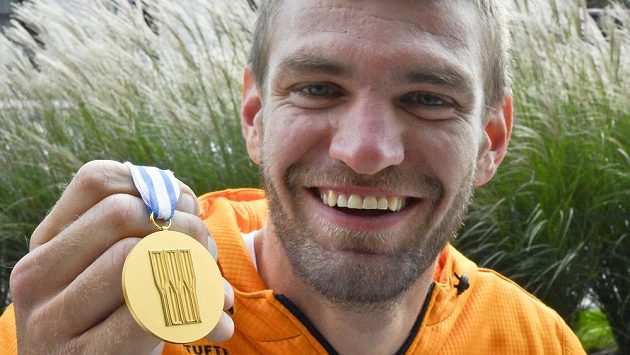 Veslař Ondřej Synek ukázal na tiskové konferenci zlatou medaili, kterou získal na mistrovství světa v americké Sarasotě. Veslař Ondřej Synek ukázal na tiskové konferenci zlatou medaili, kterou získal na mistrovství světa v americké Sarasotě.
