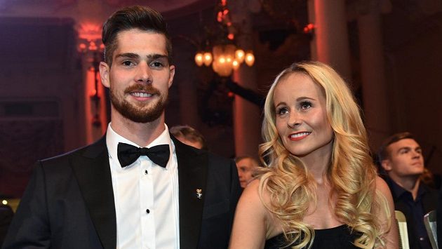 Hokejový brankář Alexander Salák se svou ženou Michaelou. Hokejový brankář Alexander Salák se svou ženou Michaelou.