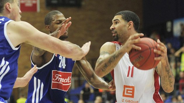 Tre Simmons z Nymburka (vpravo). Tre Simmons z Nymburka (vpravo).