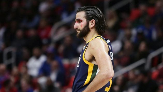 Basketbalista Utahu Jazz Ricky Rubio v duelu s Detroitem. Basketbalista Utahu Jazz Ricky Rubio v duelu s Detroitem.