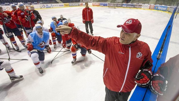 Hokejisty extraligových Pardubic už na dnešním tréninku vedl nový trenér Peter Draisaitl. Hokejisty extraligových Pardubic už na dnešním tréninku vedl nový trenér Peter Draisaitl.