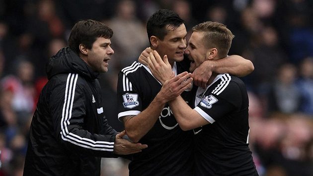 Dejan Lovren (uprostřed) a Luke Shaw ze Southamptonu se radují společně s trenérem Mauriciem Pochettinem z gólu. Spolupracovat s nimi bude i hokejový trenér Ralph Krueger. Dejan Lovren (uprostřed) a Luke Shaw ze Southamptonu se radují společně s trenérem Mauriciem Pochettinem z gólu. Spolupracovat s nimi bude i hokejový trenér Ralph Krueger.
