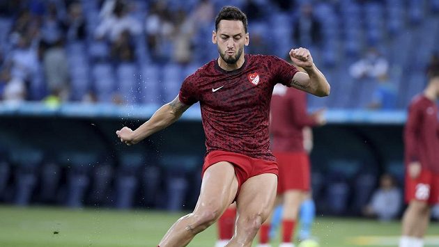 Turecký záložník Hakan Calhanoglu Turecký záložník Hakan Calhanoglu