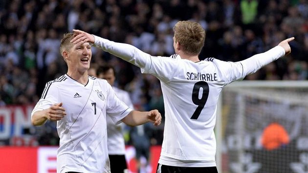 Bastian Schweinsteiger (vlevo) se raduje z gólu do sítě Švédska. Bastian Schweinsteiger (vlevo) se raduje z gólu do sítě Švédska.