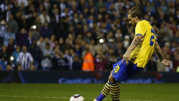 Dánský forvard Nicklas Bendtner proměňuje pokutový kop proti West Bromwichi v zápase Capital One Cupu. Dánský forvard Nicklas Bendtner proměňuje pokutový kop proti West Bromwichi v zápase Capital One Cupu.